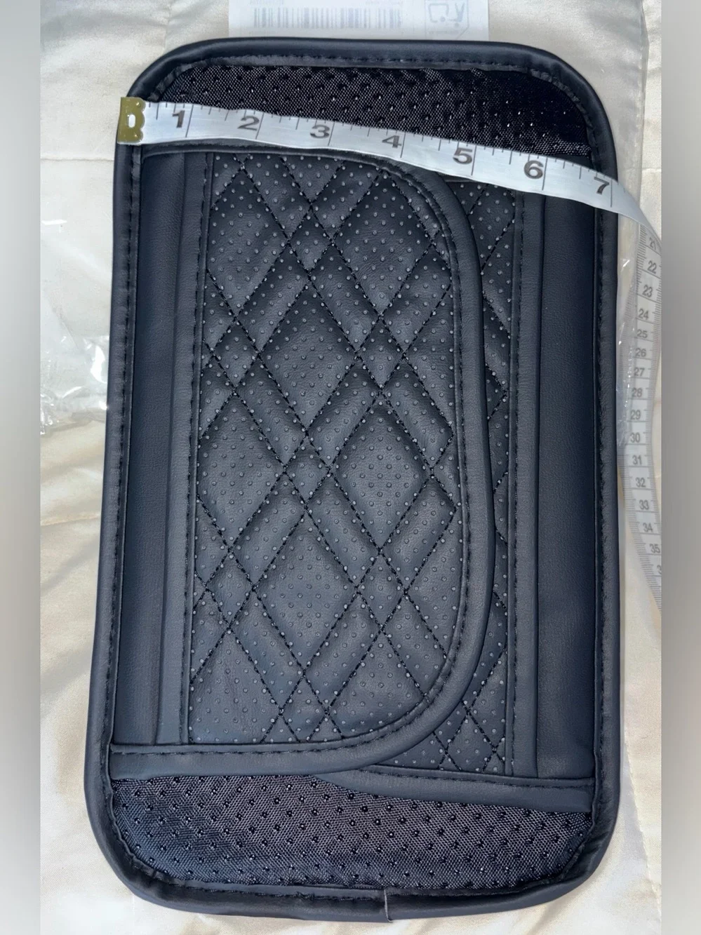 Auto armrest cover with pockets